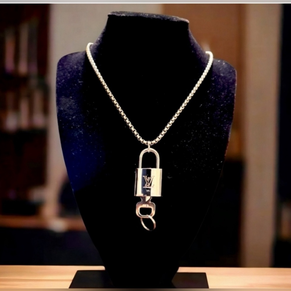 New 🔥Louis Vuitton Silver Lock & Keys All ‘n’ Pristine Condition Without Chain.